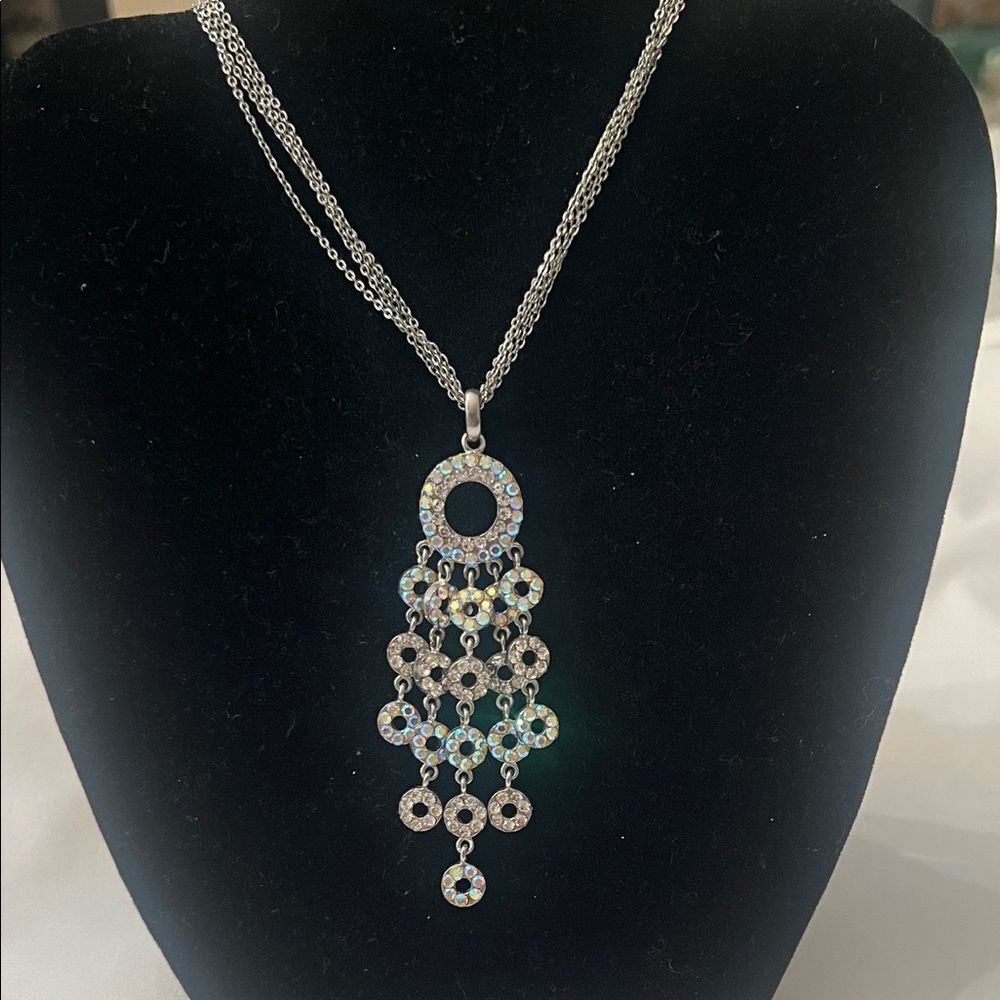 Silver crystal pendant its all one color that sparkles in the light EUC